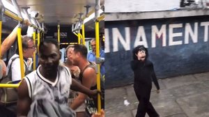 Imagem Passageiros de ônibus perseguem ladrão e recuperam celular de jovem no Rio