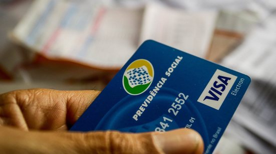 Homem é suspeito de esconder cartão de aposentadoria da mãe e ameaçar família - Foto: Arquivo/Agência Brasil