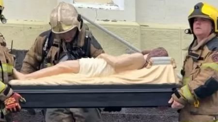 Imagem de Jesus Cristo é retirada de incêndio na igreja Matriz Nossa Senhora de Lourdes, em Flores de Cunha (RS) - Reprodução / Facebook Padre Rudinei Negri