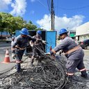 Projeto Poste Limpo já organizou mais de 110 quilômetros de rede de cabos na capital alagoana. - Foto: Vinícius Rocha/Ascom Ilumina