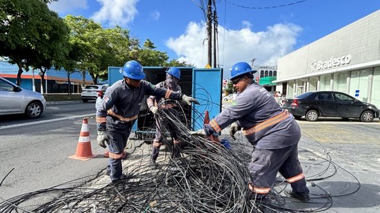 Projeto Poste Limpo já organizou mais de 110 quilômetros de rede de cabos na capital alagoana. - Foto: Vinícius Rocha/Ascom Ilumina