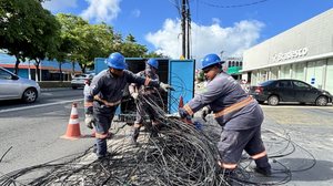 Projeto Poste Limpo já organizou mais de 110 quilômetros de rede de cabos na capital alagoana. - Foto: Vinícius Rocha/Ascom Ilumina