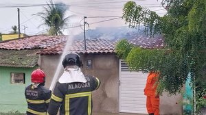 Incêndio de médias proporções destrói quartos de residência em Palmeira dos Índios - Todo Segundo