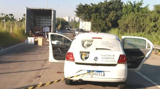Ladrões atacam caminhão com canetas emagrecedoras, trocam tiros com escolta e levam motorista refém - Reprodução / TV Globo