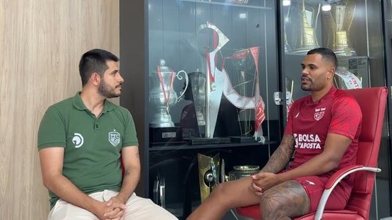 O jornalista Bruno Protasio entrevistou o atacante Mikael no CT Ninho do Galo - Rádio Pajuçara FM