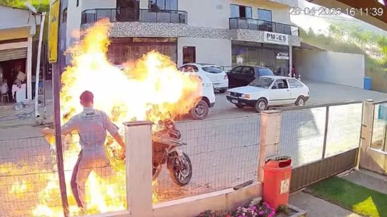 Homem ateia fogo na própria moto durante fiscalização da PM no Espírito Santo - Reprodução