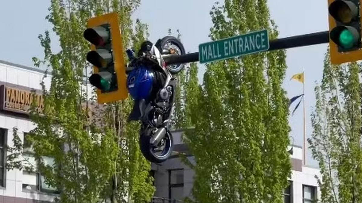 Moto \u0027voa\u0027 após acidente e fica presa em sinal\u003B vídeo flagra momento