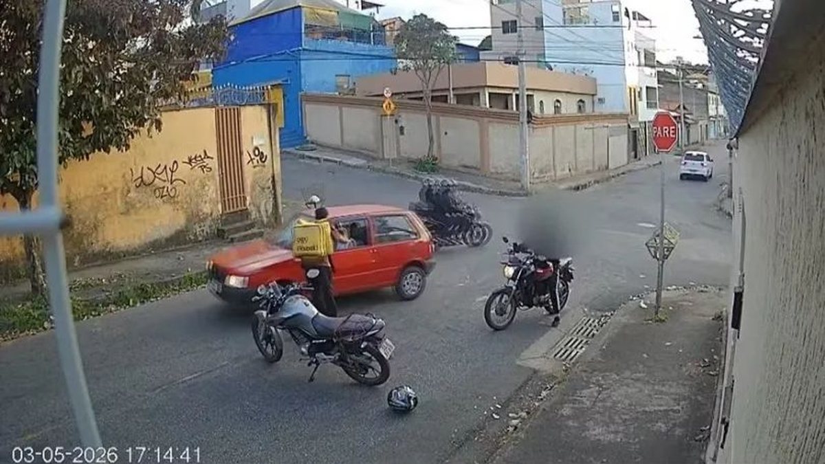 Motorista de 41 anos leva soco durante briga no trânsito, bate carro e morre