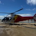 Aeronave precisou pousar na areia da praia para socorrer a vítima na Barra de São Miguel - DEA