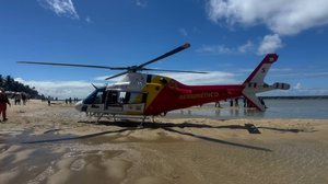 Aeronave precisou pousar na areia da praia para socorrer a vítima na Barra de São Miguel - DEA