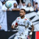 Neymar Jr do Santos durante partida entre Santos x Coritiba, válida pela décima sexta rodada do Campeonato Brasileiro de Futebol 2026, neste domingo (17), na Neo Química Arena - Fotoarena / Folhapress