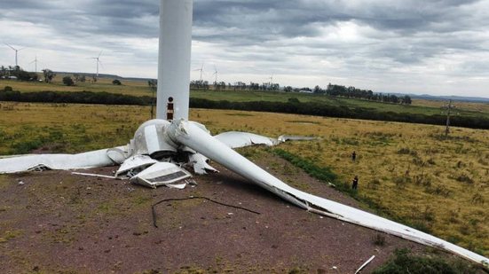 No Parque Eólico Cerro Chato, a estrutura de uma das torres de geração de energia ficou tombada no chão - Fabian Ribeiro / Jornal A Plateia