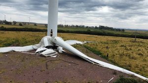 No Parque Eólico Cerro Chato, a estrutura de uma das torres de geração de energia ficou tombada no chão - Fabian Ribeiro / Jornal A Plateia