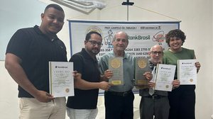 Professor Alfio Campelo (centro) bateu recorde