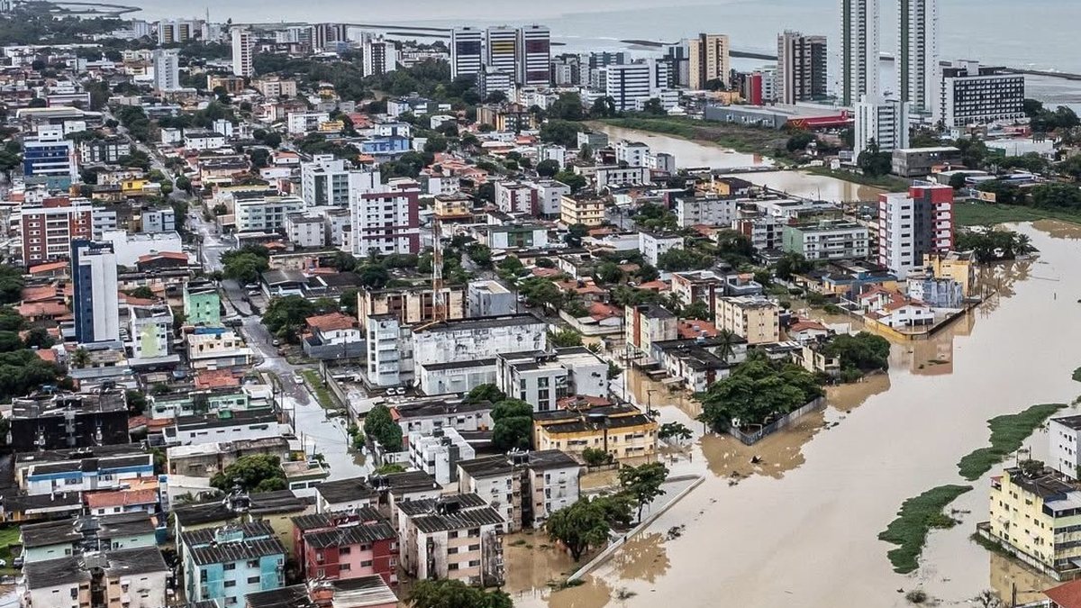 Vídeos: chuva intensa no Grande Recife provoca deslizamentos e alaga vias