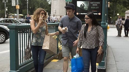 Sarah Hyland (Haley), Nolan Gould (Luke) e Ariel Winter (Alex) em cena da oitava temporada de 'Modern Family' - Divulgação / Fox