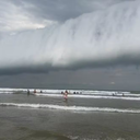 Em Bertioga, foi possível observar a formação de nuvens do tipo prateleira (shelf cloud). - Foto: Reprodução/Redes Sociais