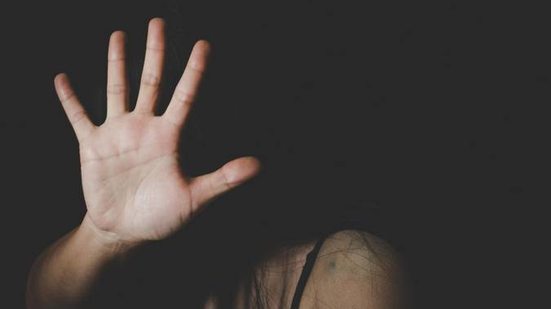Mulher foi encontrada em estado emocional abalado e confirmou que estava sendo mantida contra a própria vontade - Foto: Freepik
