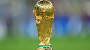 A taça na final da Copa do Mundo FIFA Qatar 2022, no Estádio Lusail - DiaEsportivo / Folhapress