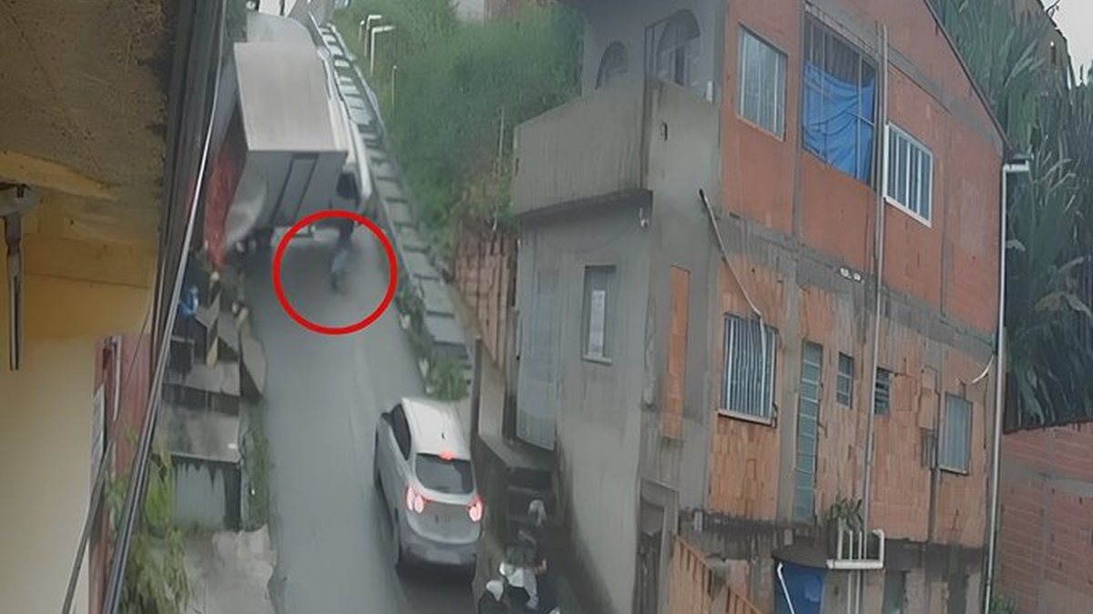 Vídeo: homem salta de caminhão desgovernado segundos antes de veículo tombar em ladeira