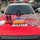 Policiais encontraram com o suspeito um revólver calibre 38 e várias trouxinhas de substância análoga à maconha - Foto: Cortesia/PM