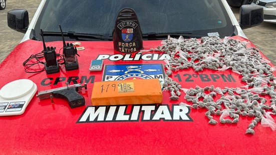 Policiais encontraram com o suspeito um revólver calibre 38 e várias trouxinhas de substância análoga à maconha - Foto: Cortesia/PM