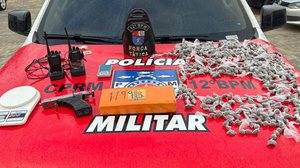 Policiais encontraram com o suspeito um revólver calibre 38 e várias trouxinhas de substância análoga à maconha - Foto: Cortesia/PM