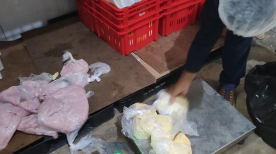 Fiscalização de rotina resultou no recolhimento de carnes, queijo, presunto e salsicha em um estabelecimento - Foto: Vigilância Sanitária de Maceió