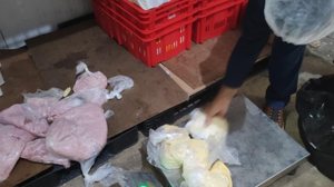Fiscalização de rotina resultou no recolhimento de carnes, queijo, presunto e salsicha em um estabelecimento - Foto: Vigilância Sanitária de Maceió