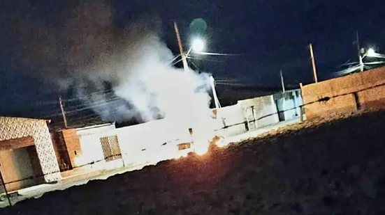 Policiais encontraram o automóvel completamente carbonizado - Foto: Reprodução