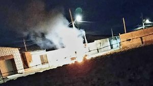 Policiais encontraram o automóvel completamente carbonizado - Foto: Reprodução