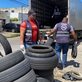 Fiscalização retira pneus de calçadas em borracharias