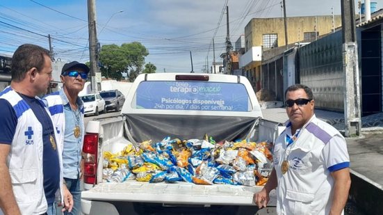 Fiscalização identificou salgadinhos de milho fora do prazo de validade sendo comercializados em terminal rodoviário do bairro - Foto: Vigilância Sanitária de Maceió