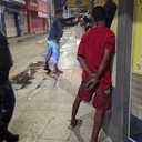 Diante da situação, a Guarda realizou a abordagem e busca pessoal nos suspeitos. - Foto: Guarda Municipal de Maceió