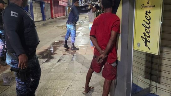Diante da situação, a Guarda realizou a abordagem e busca pessoal nos suspeitos. - Foto: Guarda Municipal de Maceió