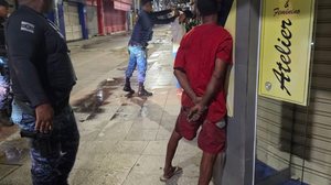 Diante da situação, a Guarda realizou a abordagem e busca pessoal nos suspeitos. - Foto: Guarda Municipal de Maceió