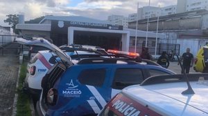 Após a situação, o indivíduo foi detido e conduzido à Central de Flagrantes, onde foi autuado pelo crime de desacato. - Foto: Guarda Municipal de Maceió