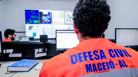 Em caso de necessidade, a população pode acionar a Defesa Civil pelos telefones 199 ou 156, disponíveis 24 horas por dia. - Foto: Arquivo/ Secom Maceió