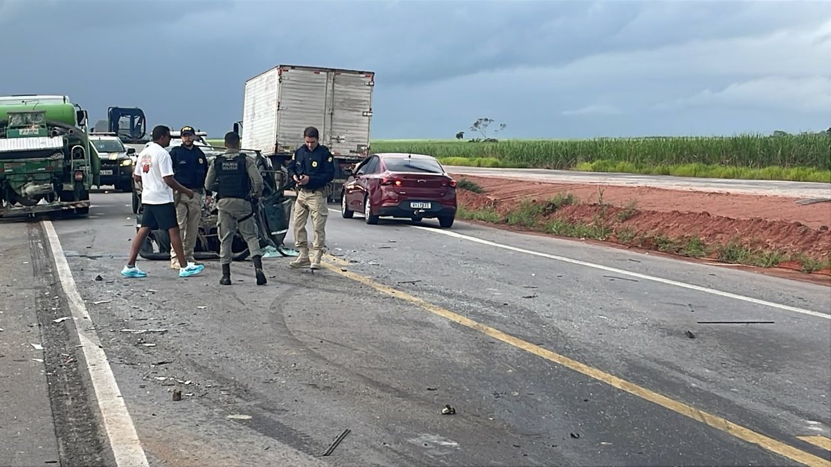 VÍDEOS: colisão entre carro e caminhão deixa motorista preso às ferragens na BR\u002D424, em Alagoas