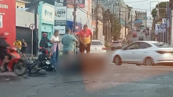 Acidente em cruzamento no Centro deixa passageira de moto ferida
