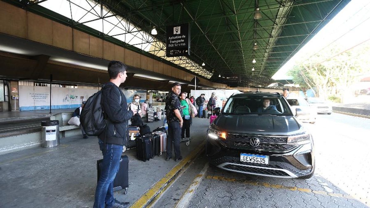 Falsos motoristas que enganavam turistas em aeroporto de SP são presos