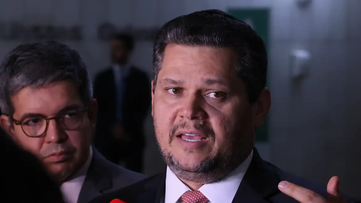 Alcolumbre mantém PEC 6x1 travada em semana esvaziada no Senado