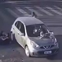 Bebê fica preso em capô de carro após atropelamento, na Paraíba - Reprodução