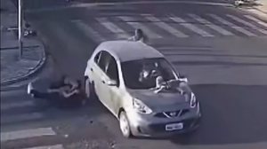 Bebê fica preso em capô de carro após atropelamento, na Paraíba - Reprodução