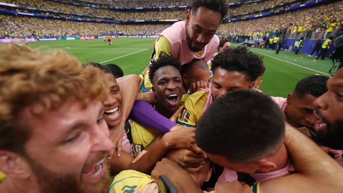 Brasil vira contra o Japão no finalzinho e vai às oitavas da Copa do Mundo