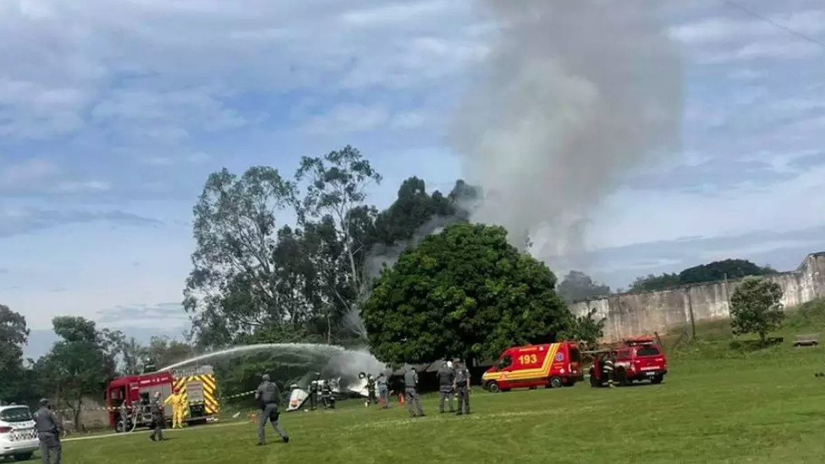 Avião cai logo após decolagem e mata duas pessoas no interior de São Paulo