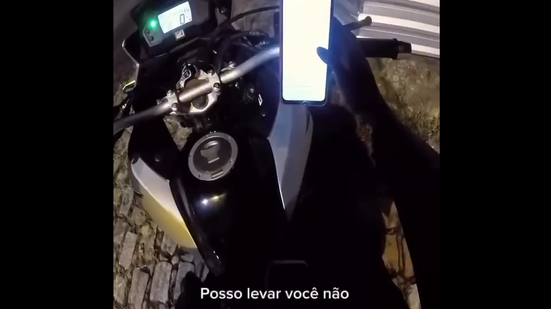 Motociclista registrou a situação em vídeo e publicou  nas redes sociais - Foto: Reprodução