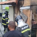 Moradores e comerciantes colaboraram com o trabalho de contenção para evitar que o fogo se espalhasse para outros pontos da praça - Foto: Reprodução