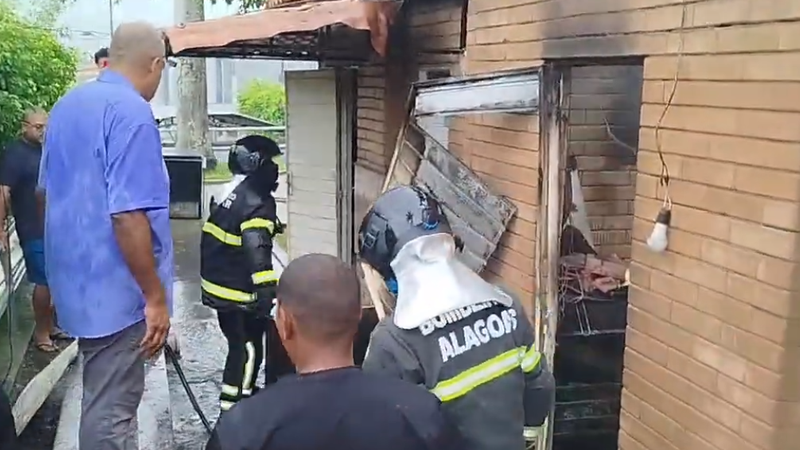 Moradores e comerciantes colaboraram com o trabalho de contenção para evitar que o fogo se espalhasse para outros pontos da praça - Foto: Reprodução