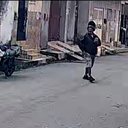 Momento em que o homem chega na porta da casa (Foto: Cortesia ao TNH1)